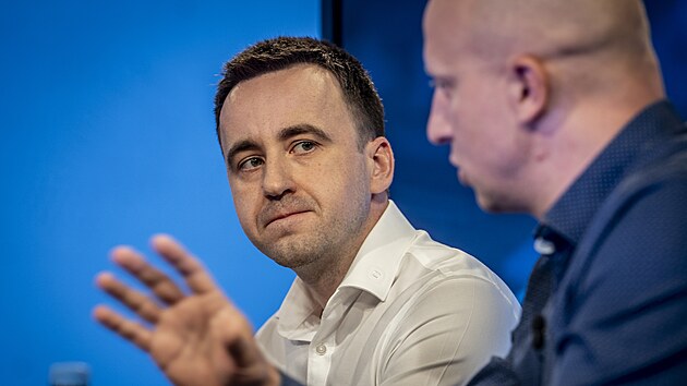 Kulat� st�l na t�ma Kybernetick� bezpe�nost. Hosty jsou Tom� Havrda, VigilTech, Enterprise Architect, Petr �imsa, PwC, Cybersecurity Compliance Senior Manager, V�clav Zubr, Cybersecurity Solution Architect, ESET a V�clav Sv�tek, gener�ln� �editel �MIS. (30. ��jna 2025)