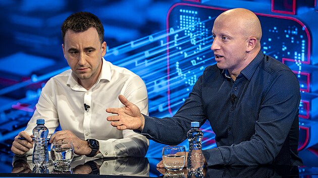 Kulat� st�l na t�ma Kybernetick� bezpe�nost. Hosty jsou Tom� Havrda, VigilTech, Enterprise Architect, Petr �imsa, PwC, Cybersecurity Compliance Senior Manager, V�clav Zubr, Cybersecurity Solution Architect, ESET a V�clav Sv�tek, gener�ln� �editel �MIS. (30. ��jna 2025)