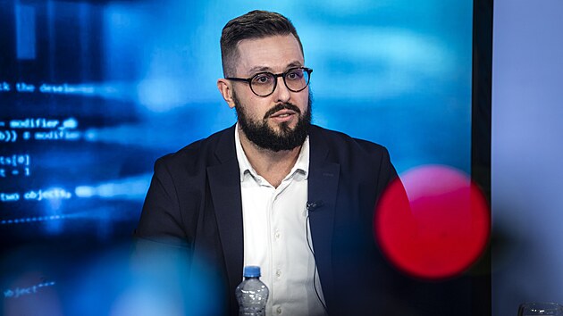 Kulat� st�l na t�ma Kybernetick� bezpe�nost. Hosty jsou Tom� Havrda, VigilTech, Enterprise Architect, Petr �imsa, PwC, Cybersecurity Compliance Senior Manager, V�clav Zubr, Cybersecurity Solution Architect, ESET a V�clav Sv�tek, gener�ln� �editel �MIS. (30. ��jna 2025)