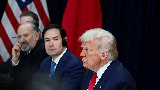 Americk� prezident Donald Trump p�i jedn�n� se sv�m ��nsk�m prot�j�kem Si �in-pchingem v Ji�n� Koreji. (30. ��jna 2025)