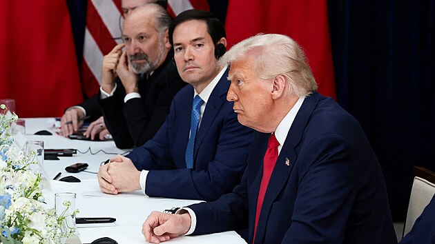 Americk� prezident Donald Trump p�i jedn�n� se sv�m ��nsk�m prot�j�kem Si �in-pchingem v Ji�n� Koreji. (30. ��jna 2025)