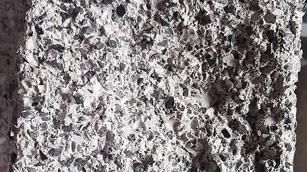 Materil lze na konci ivotnosti rozbt, znovu rozdrcen a znovu pout. (30. jna 2025)