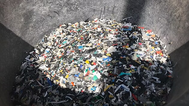 Spolenost uvd, e proces probh na standardnm betonskm zazen, kde se odpad nejprve drt. (30. jna 2025)