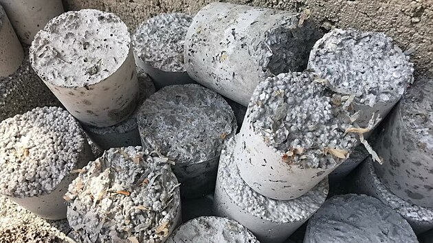 Proces vyuv hlavn plasty a pny, ale tak sklo, polystyren, piliny, popel ze spaloven anebo dokonce cigaretov nedopalky. (30. jna 2025)