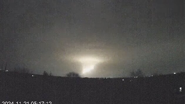 �tok novou ruskou raketou st�edn�ho doletu Ore�nik, na ukrajinsk� m�sto Dnipro na v�chod� Ukrajiny. (21. listopadu 2024)