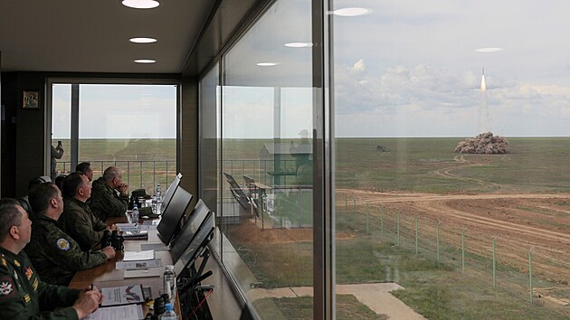 B�val� rusk� prezident a nyn�j�� m�stop�edseda rusk� bezpe�nostn� rady Dmitrij Medved�v na n�v�t�v� vojensk� st�elnice Kapustin Jar v Astracha�sk� oblasti na jihu Ruska, kter� je pova�ov�na za m�sto, odkud Rusov� vyst�elili svou st�elu st�edn�ho doletu Ore�nik. (26. dubna 2024)