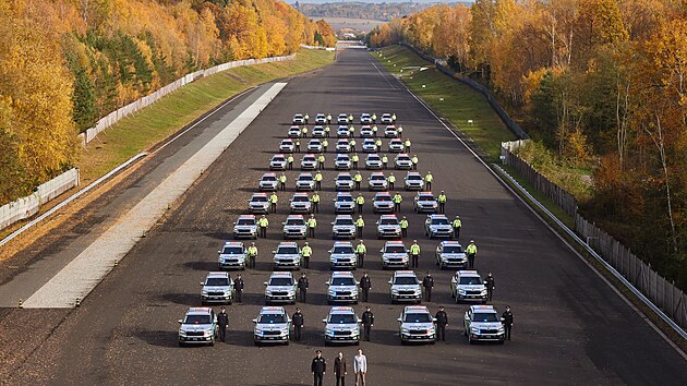 Na testovacm polygonu automobilky koda Auto v helnici u Mlad Boleslavi bylo pedno prvnch 51 speciln upravench voz koda Kodiaq pro poteby Policie R. Ta jich do konce letonho roku pevezme celkem 352.