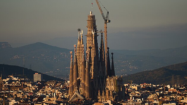 Barcelonsk� chr�m Svat� rodiny � Sagrada Familia � dos�hl v p�tek sv�ho nejvy���ho bodu. D�ln�ci toti� instalovali horn� ��st k��e na v�i Je��e Krista, kter� se tak nov� ty�� do v��ky 172,5 metr�. V� bude ofici�ln� otev�ena 10. �ervna, ke 100. v�ro�� �mrt� architekta Antoniho Gaud�ho, kter� chr�m navrhl.