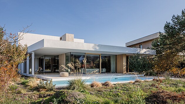 Pesah stechy nad terasou u baznu je vykonzolovn a do dlky esti metr, co pedstavovalo mimodnou vzvu jak pro statick een, tak pro samotnou beton.