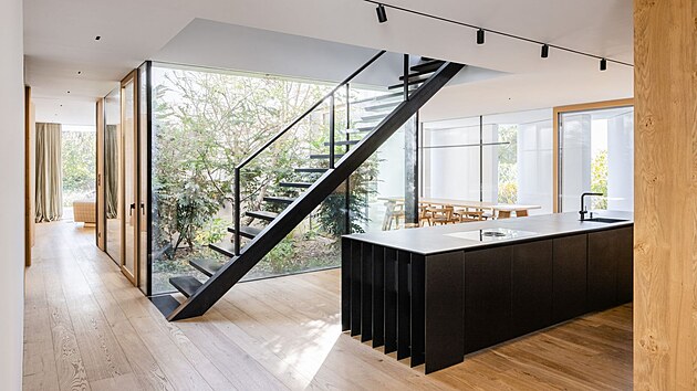 Z ern lakovanho plechu je cel kuchysk ostrvek, schodit vjeho blzkosti i knihovna vobvacm pokoji.