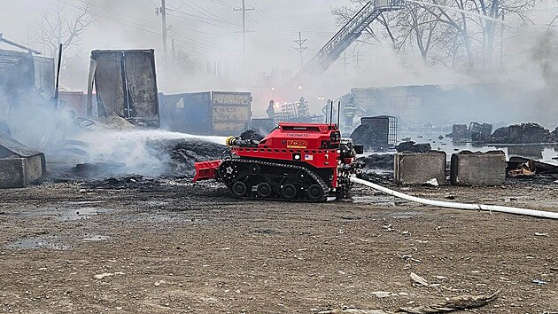 Roboti v některých amerických městech se pomalu stávají součástí městské infrastruktury. Asistují tam, kde se práce opakuje, je náročná či nebezpečná. Kromě běžných činností, jako je sekání trávníků či úklid městských prostor, pomáhají také třeba s hašením požárů či kontrolou chodníků či zastávek, napsal americký portál The Wall Street Journal.