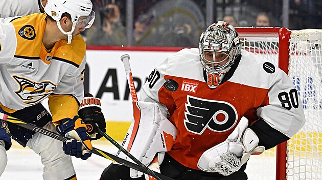 esk glman Daniel Vlada z Philadelphie zasahuje v utkn s Nashvillem.