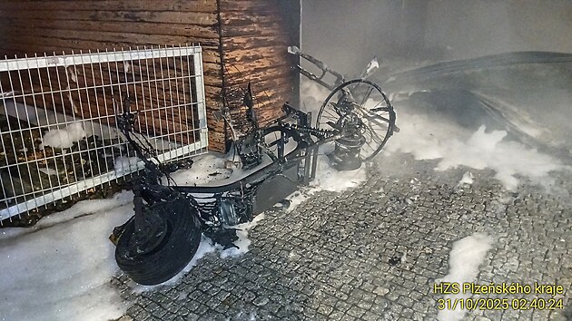 P�i nab�jen� vzpl�la elektrokolob�ka a zp�sobila po��r za 1,5 milionu korun. (31. ��jna 2025)