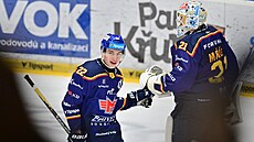 Stelec gólu Josef Koláek si plácá s brankáem Matyáem Maíkem.