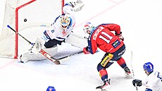 Pardubický Jáchym Kondelík pekonává Oscara Danska v brance Kladno.