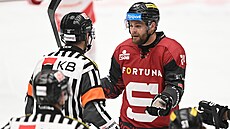 Aaron Irving ze Sparty si povídá s rozhodími.