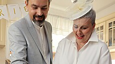 Svatební dort si novomanelé dali v pohodlí domova ke káv.