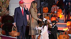 Donald Trump rozdával ped Halloweenem sladkosti koledníkm. (30. íjna 2025)