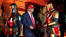 Donald Trump rozdával p�ed Halloweenem sladkosti koledník�m. (30. �íjna 2025)