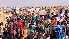 Lidé z Fá�iru v tábo�e pro vysídlené v súdánské Tavíle. (31. �íjna 2025)