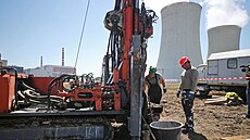 Pr�zkumy v Dukovanech slou�í k získání podrobn�j�ích dat o p�d� a horninách pod...