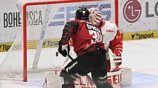 Michael paek  ze Sparty pekonává Matje Machovského z Olomouce.