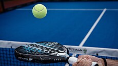 NÁ�INÍ. Bez toho se padel hrát nedá.