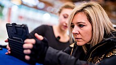 Barbora ezníková zkoumá detaily jízdy pi tréninku sourozenc Mrázkových.