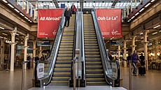 Bannery spolenosti Virgin Trains na nádraí St Pancras v Londýn. Spolenost...