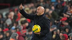 Trenér Liverpoolu Arne Slot udílí pokyny proti Crystal Palace.