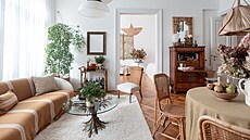 Interiér je vkusnou kombinací starého a moderního.