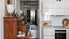 Pohled z obývacího pokoje do vstupní chodby.