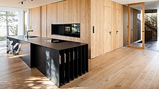 erný ostrvek pedstavuje zajímavý kontrast k dubovému devu.