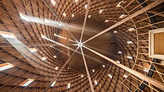 Jemná devná konstrukce, protkaná drobnými okny, umouje, aby slunení...