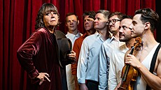 Obsazení inscenace Olmerka. Zleva Bára Hrzánová, Tomá apek, Viktor Limr, Jan...