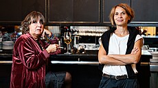 Barbora Hrzánová jako zpvaka Eva Olmerová s Natálií Deákovou, reisérkou...