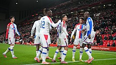Fotbalisté Crystal Palace slaví gól do sít Liverpoolu.