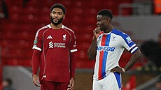Obránce Liverpoolu Joe Gomez (vlevo) a Marcu Guéhi z Crystal Palace po...