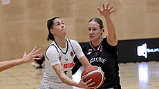 Kateina Káová (vlevo) z SB Ostrava se v eurocupovém utkání snaí prosadit...