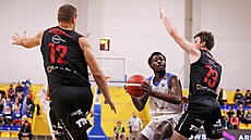 Kobe Elvis z Olomoucka úto�í na nymburský ko� kolem Franti�ka Rylicha.