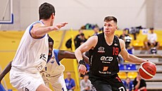 Ond�ej Sehnal (vpravo) z Nymburka úto�í v zápase s Olomouckem.