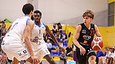 Vojt�ch Syná�ek z Nymburka úto�í v zápase s Olomouckem.