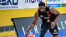 KeyShawn Feazell (vlevo) z Nymburka krotí mí� v zápase s Olomouckem.