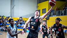 Nymburský rozehráva Ondej Sehnal zakonuje na ko Olomoucka.