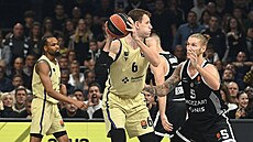 Jan Veselý z FC Barcelona u míe v zápase s Partizanem Blehrad.