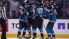Hokejisté San Jose Sharks se v retrodresech radují z gólu do sít New Jersey...