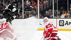 Gólman Cam Talbot (Detroit) zírá, jak vysoko dokáe útoník Andrej Kuzmenko...