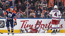 Útoník J. T. Miller si uil oslavu gólu New York Rangers i vlee.