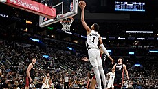 Francouzský dlouhán Victor Wembanyama sme�uje b�hem utkání s Miami Heat.