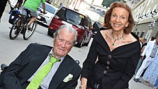 Podnikatel Toni Meggle s manelkou Marinou na Salzburger Festspiele 23. srpna...